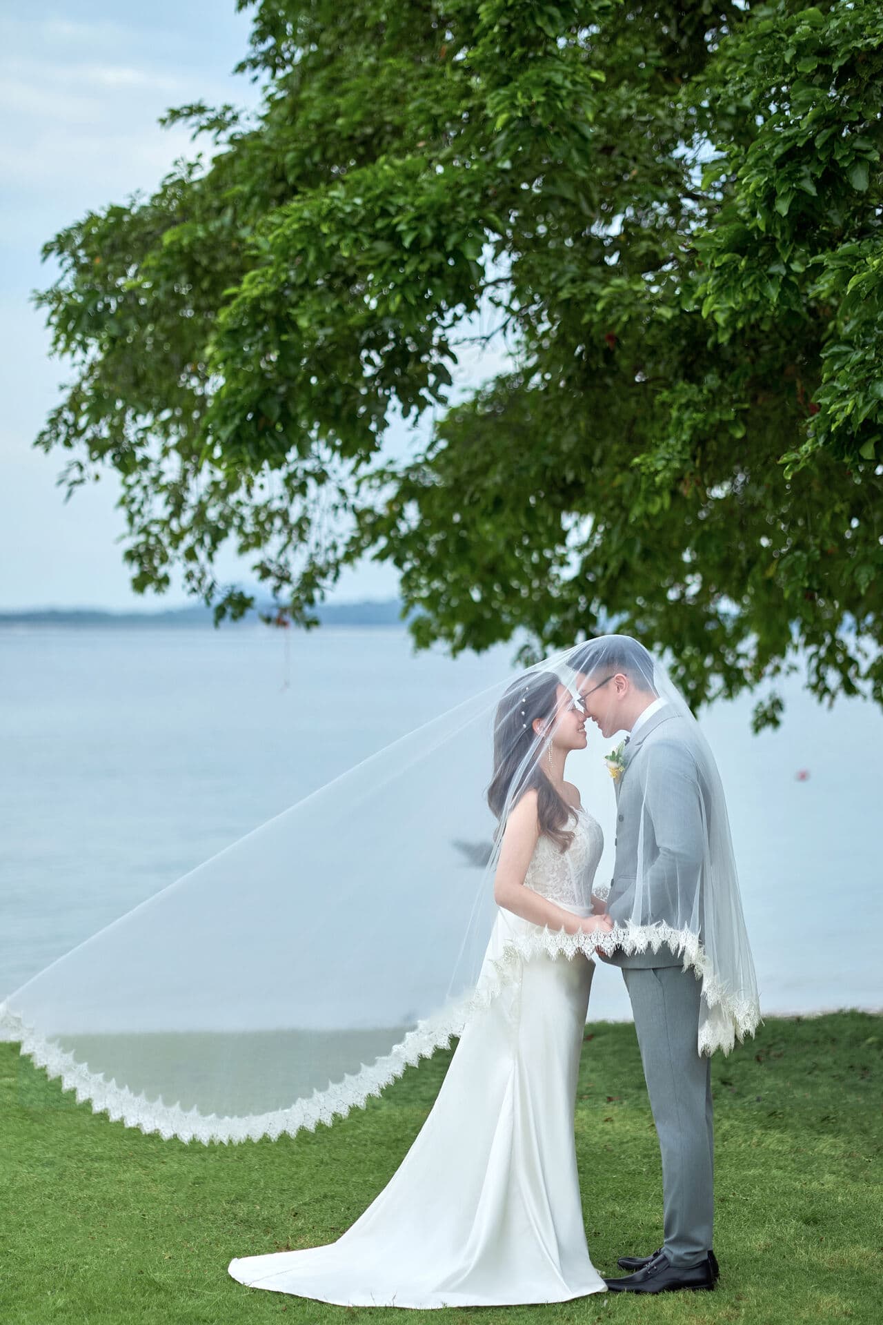 Kiss under the veil